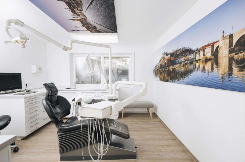 Behandlungszimmer der Zahnarztpraxis Dr. Stefan Bernuth