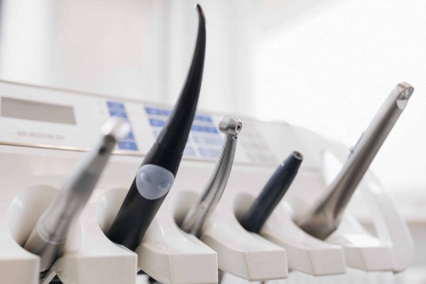 Moderne zahnmedizinische Instrumente in der Zahnarztpraxis Dr. Stefan Bernuth