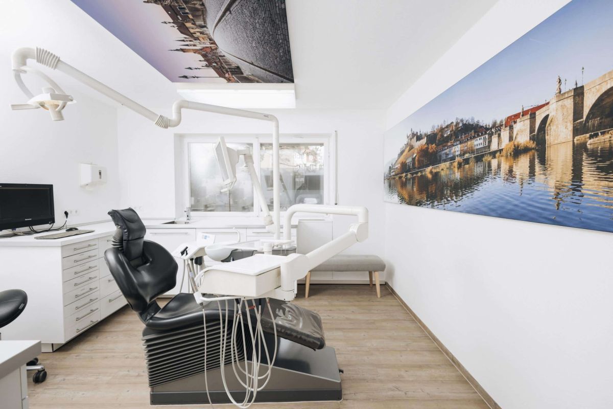 Behandlungszimmer der Zahnarztpraxis Dr. Stefan Bernuth in Würzburg