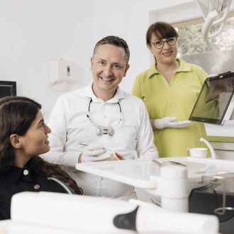 Dr. Stefan Bernuth und eine Mitarbeiterin bei der Behandlung einer Patientin