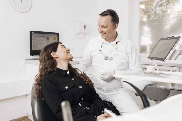 Dr. Stefan Bernuth im Gespräch mit einer Patientin