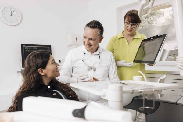 Dr. Stefan Bernuth im Gespräch mit einer Patientin in der Zahnarztpraxis in Würzburg
