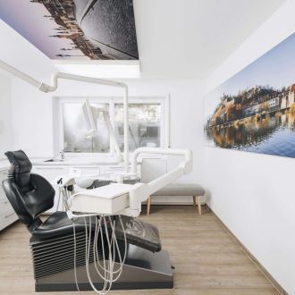Behandlungszimmer der Zahnarztpraxis Dr. Stefan Bernuth in Würzburg