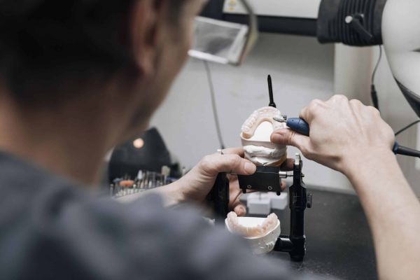 Professionelles zahnmedizinisches Praxislabor Zahnarztpraxis Dr. Stefan Bernuth in Würzburg