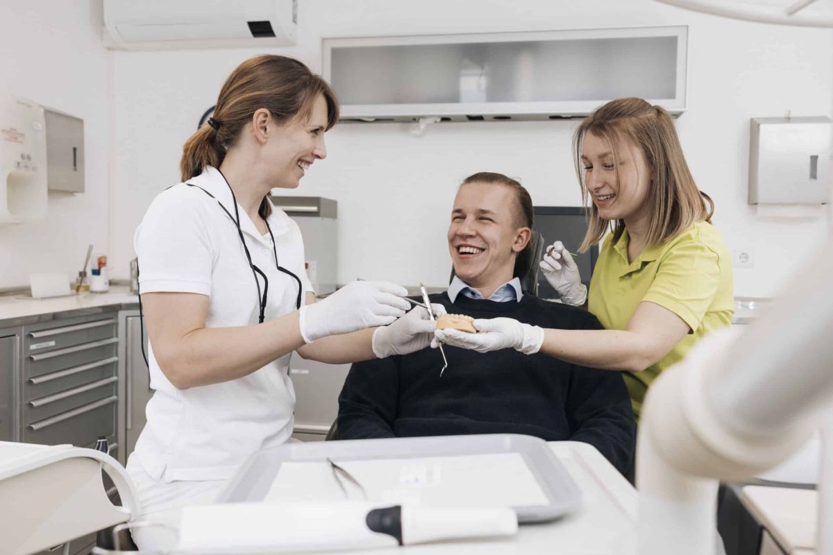 Patient bei der Behandlung mit Zahnärztin in der Zahnarztpraxis Dr. Stefan Bernuth in Würzburg